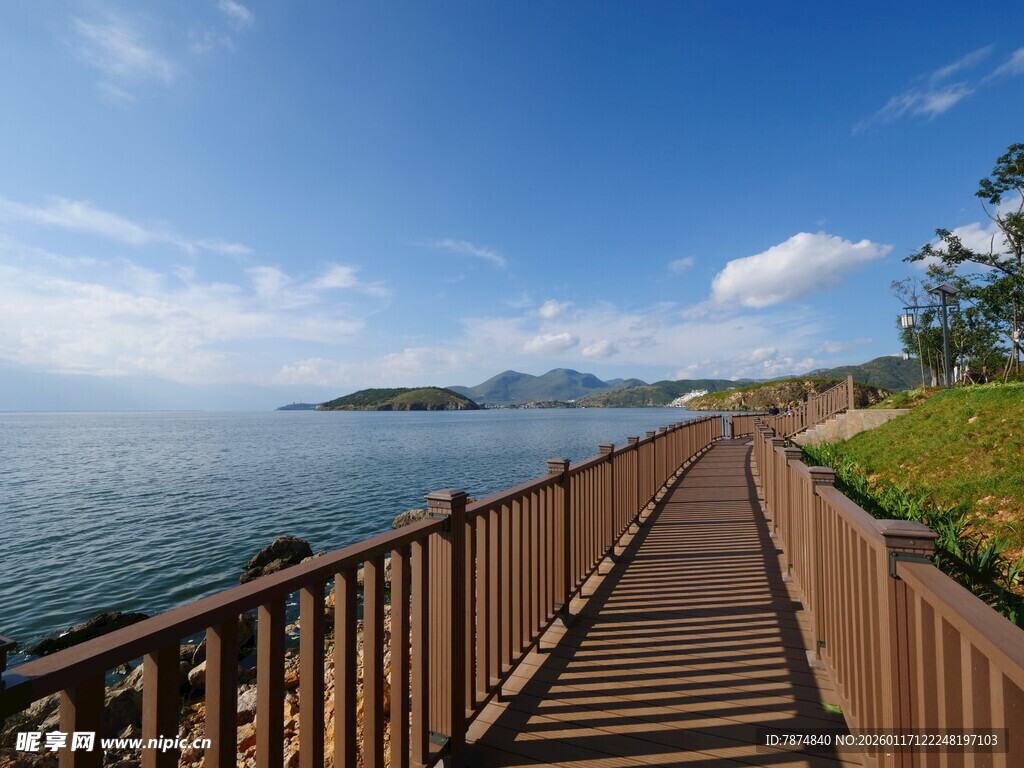 海边木栈道风景