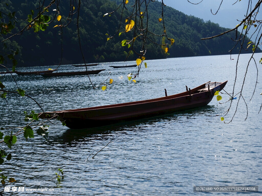 宁静湖面的孤舟美景