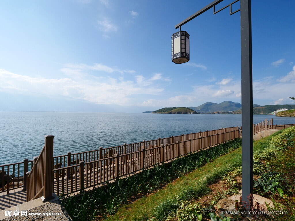 海边围栏旁的景致