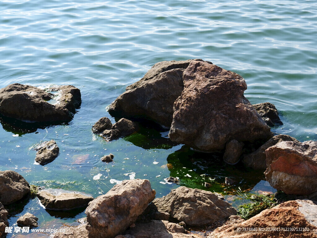 海边礁石 碧波环绕