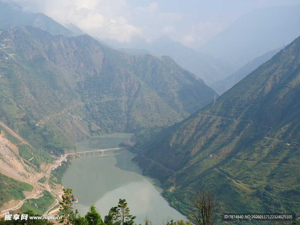 壮丽山河间的静谧湖泊