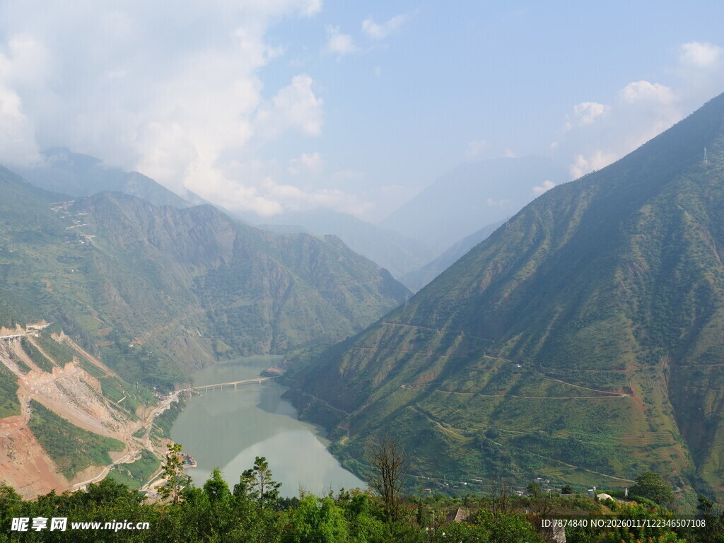 壮丽山河间的蜿蜒河流