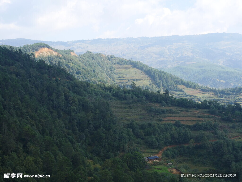 青山连绵的秀丽山间景色