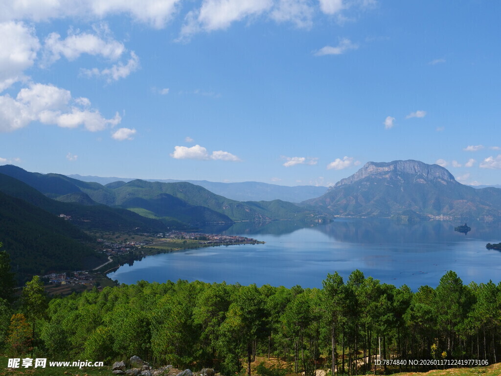 美丽湖景与青山绿树