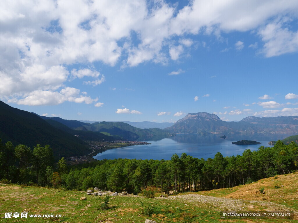 山间湖畔美景