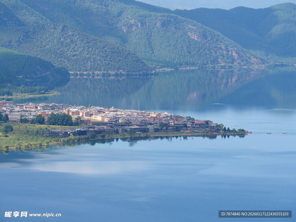 湖畔小镇 山水相依美景