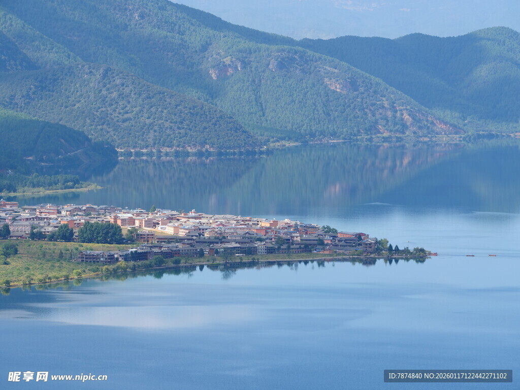 湖畔城镇与远山美景