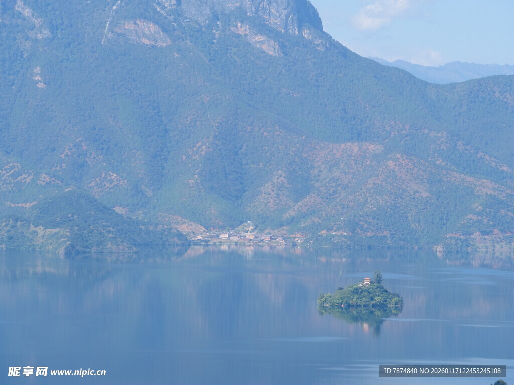 宁静山水间的湖心小岛
