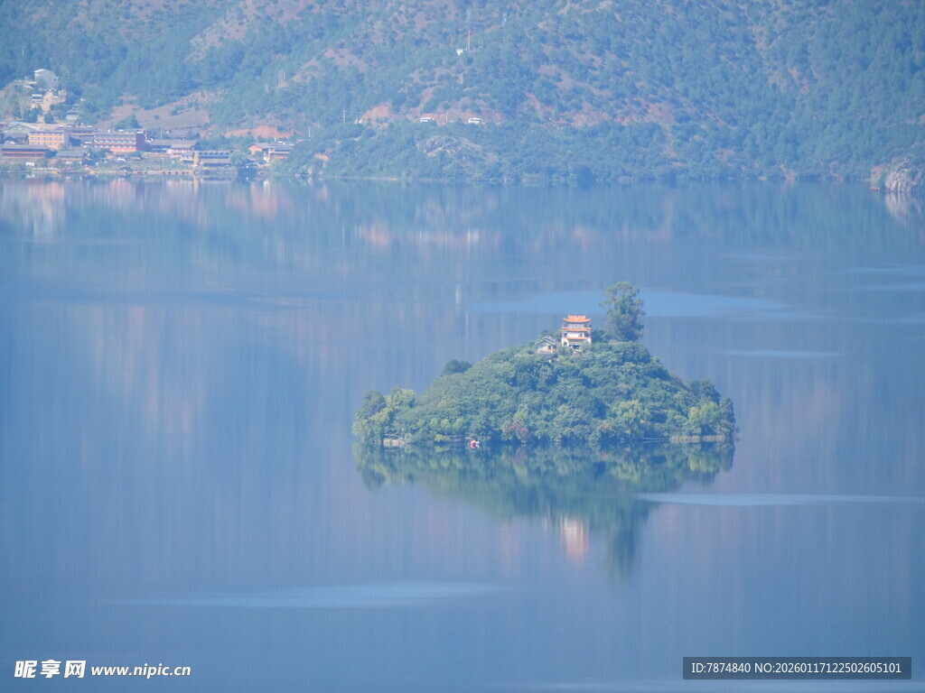 湖中小岛静谧风光