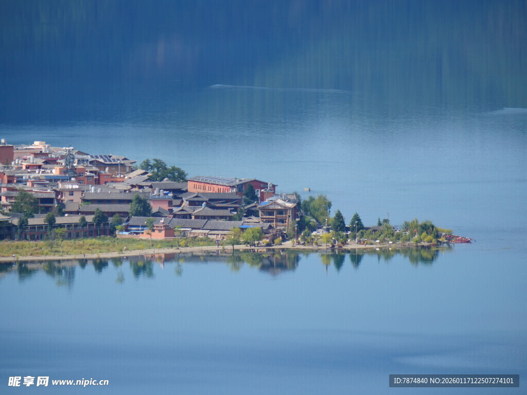 湖畔小镇美景