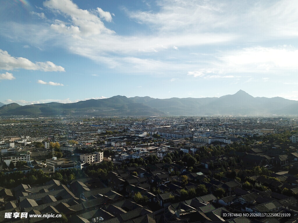 俯瞰城市与远山美景