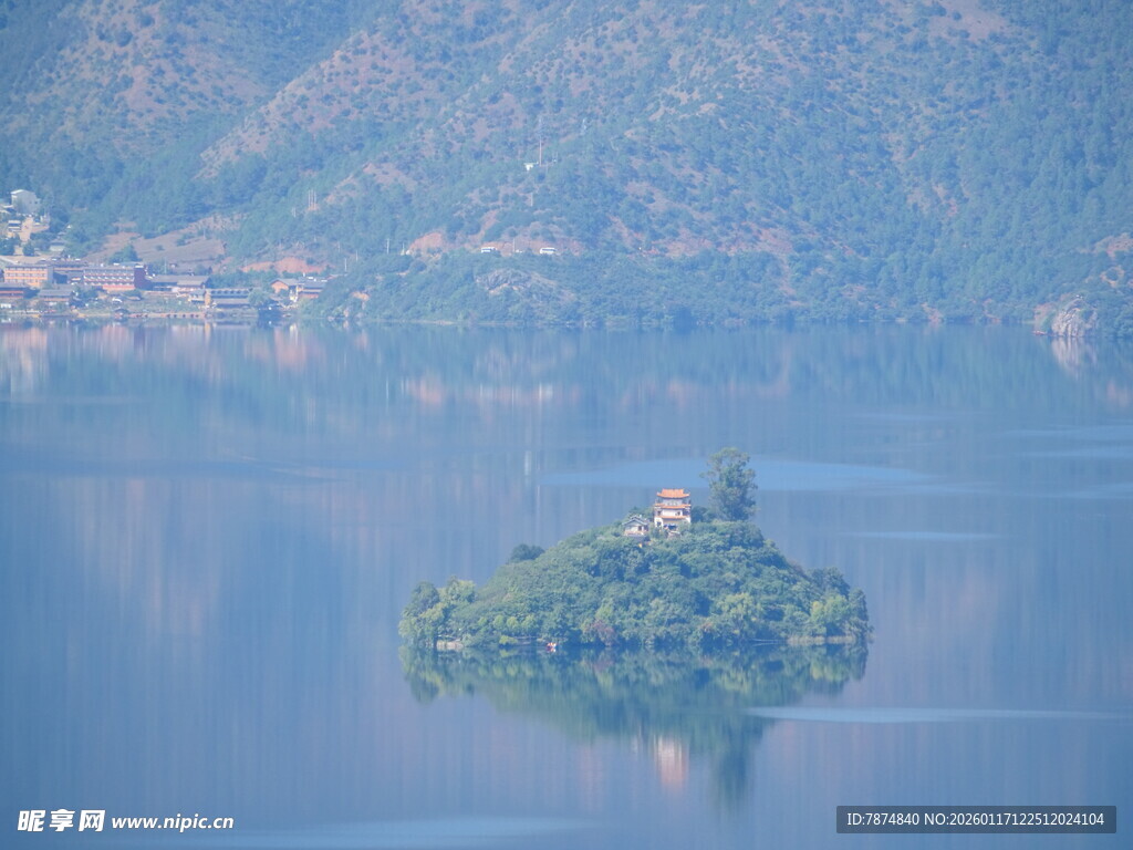 湖中小岛景致如画