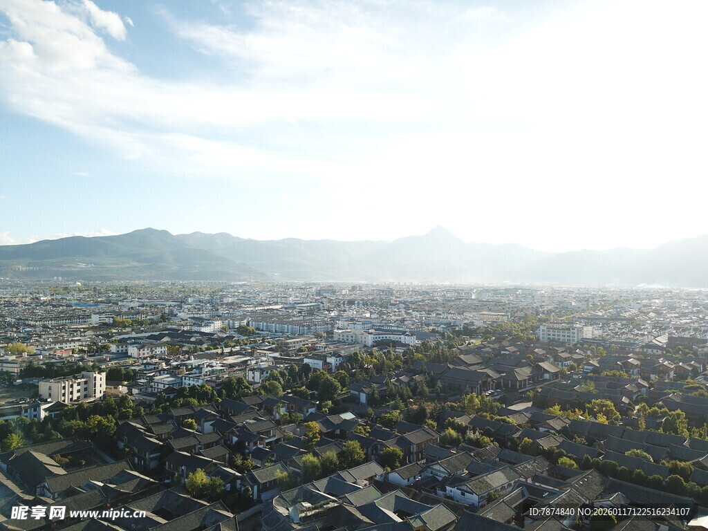 俯瞰城市与远山天际线