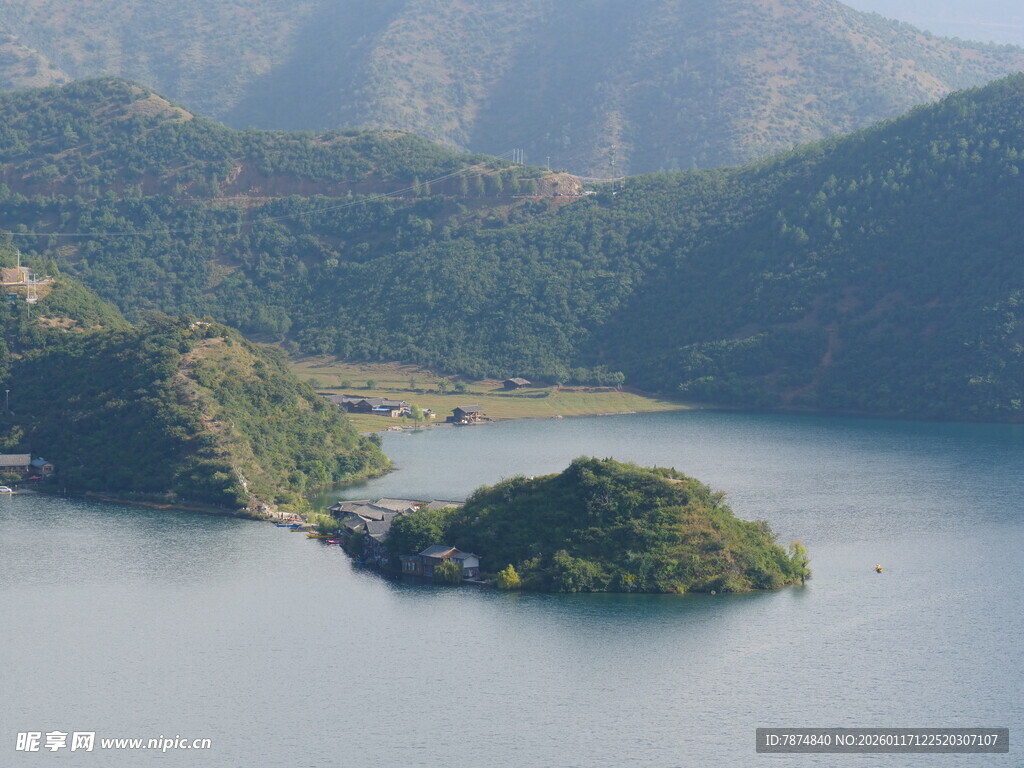 湖光山色中的湖心小岛