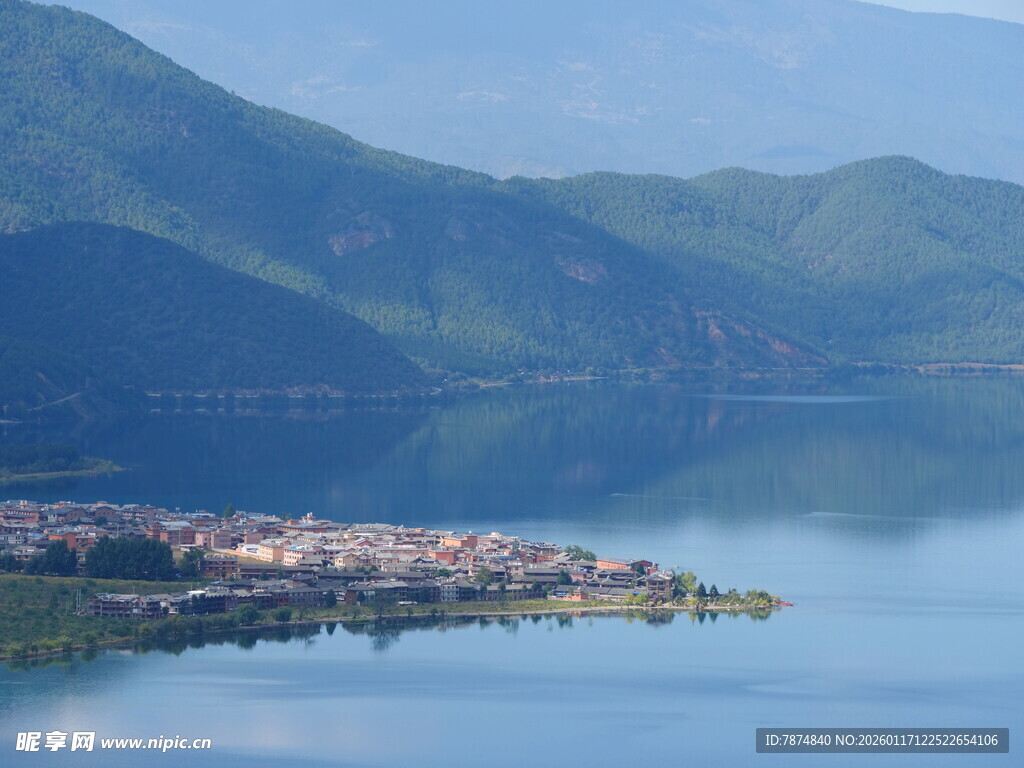 湖畔山城美景