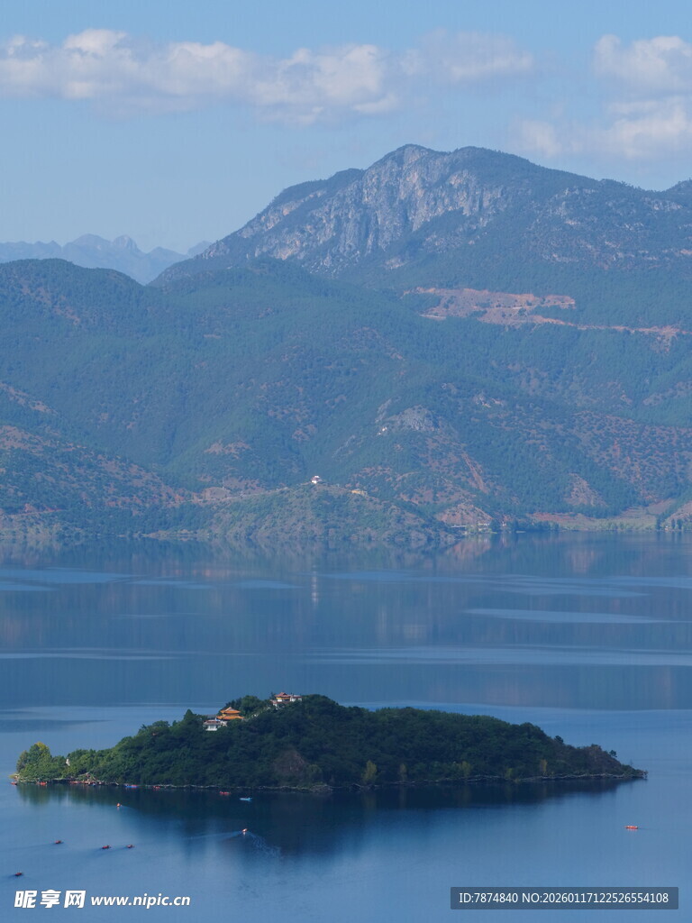 湖中小岛与远山美景