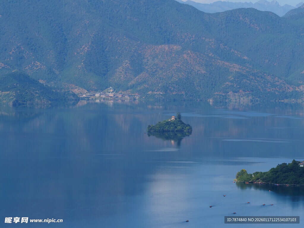 宁静湖景中的湖心小岛