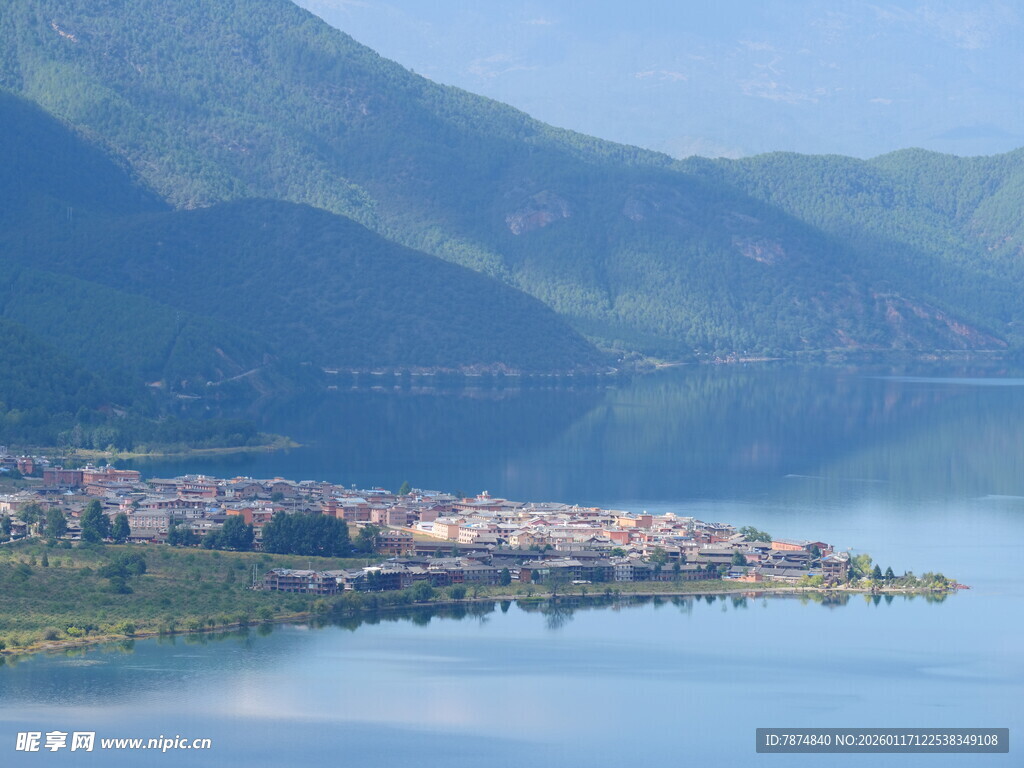 湖畔小镇 远山近水美景