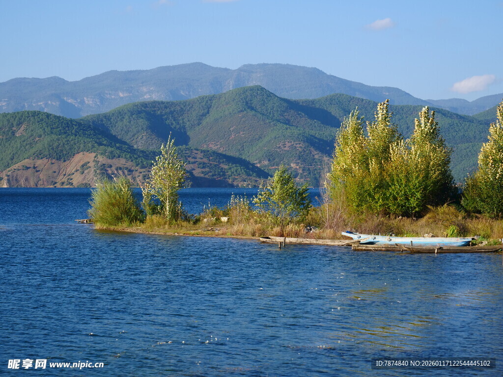湖畔葱郁小岛与远山美景
