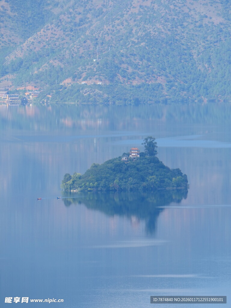 湖中小岛静谧风光