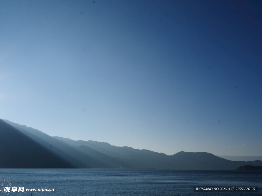 宁静远山与开阔水面景色