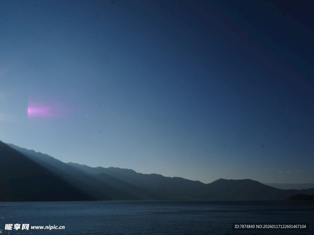 夜空下的山峦与神秘紫光