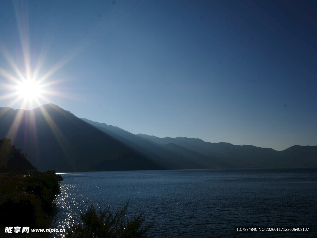 湖畔日出美景