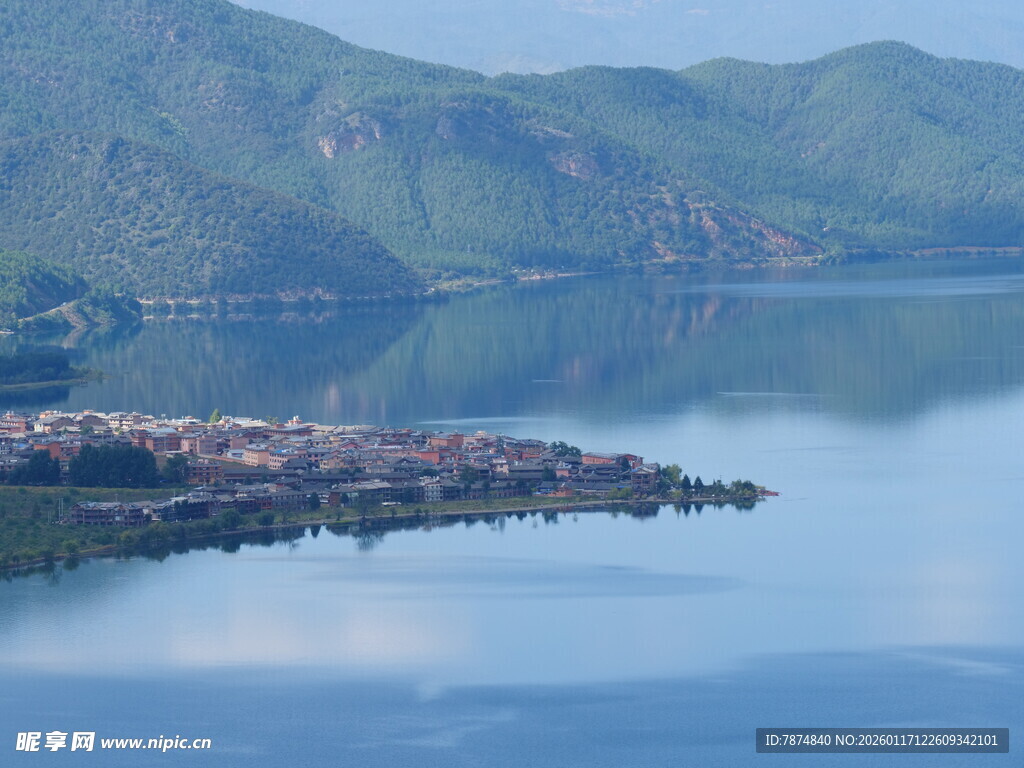 湖畔小镇 山水相依之景