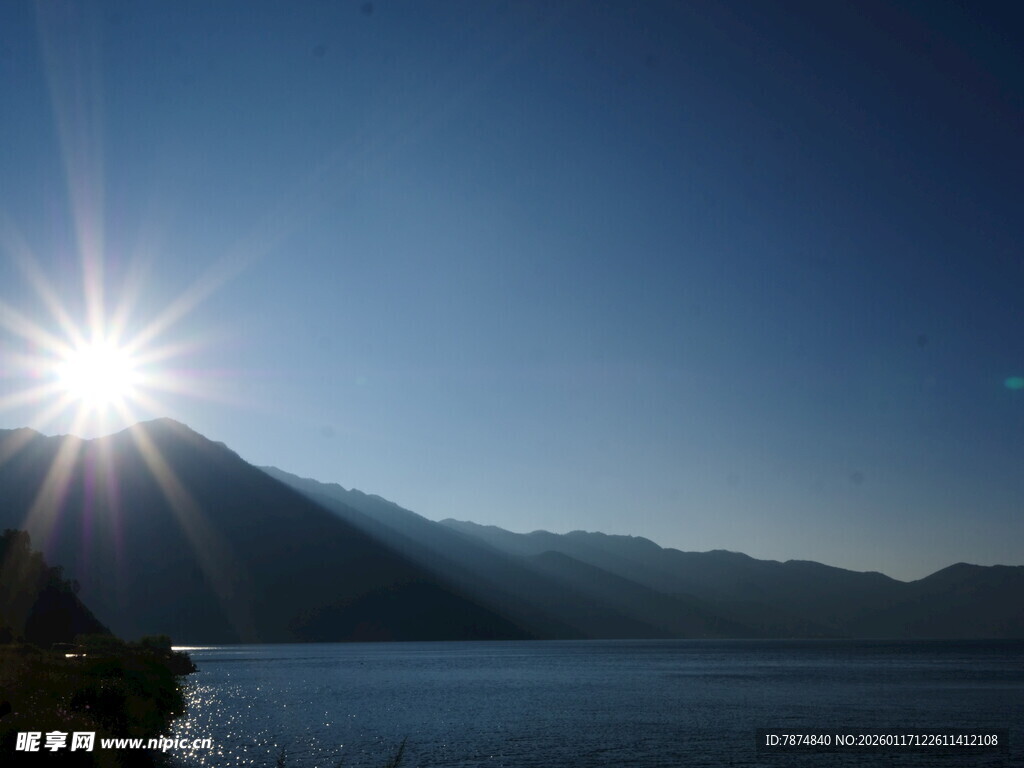 湖畔日出美景