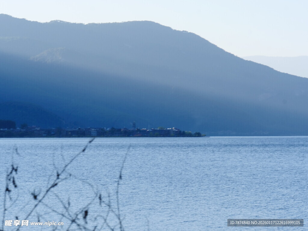 宁静湖景与远山