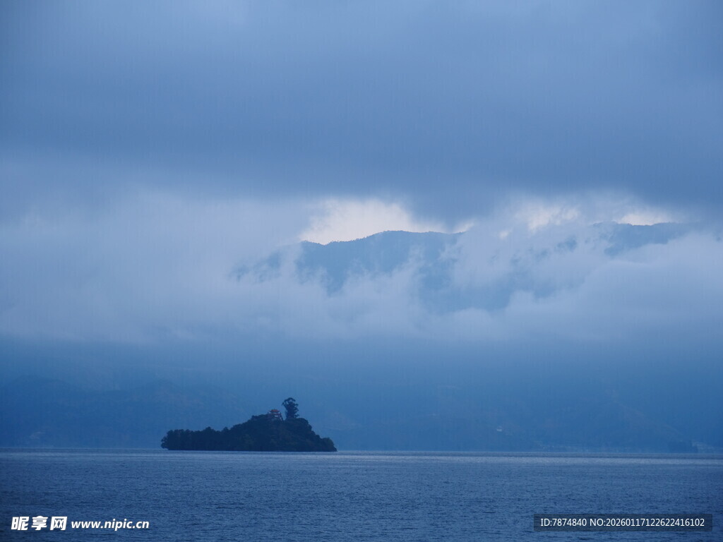海上孤岛 云雾笼罩之景