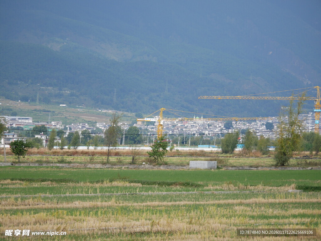 田野旁的建筑施工场景