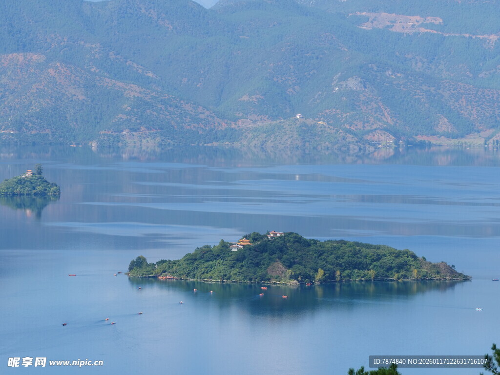 湖中小岛与远山美景