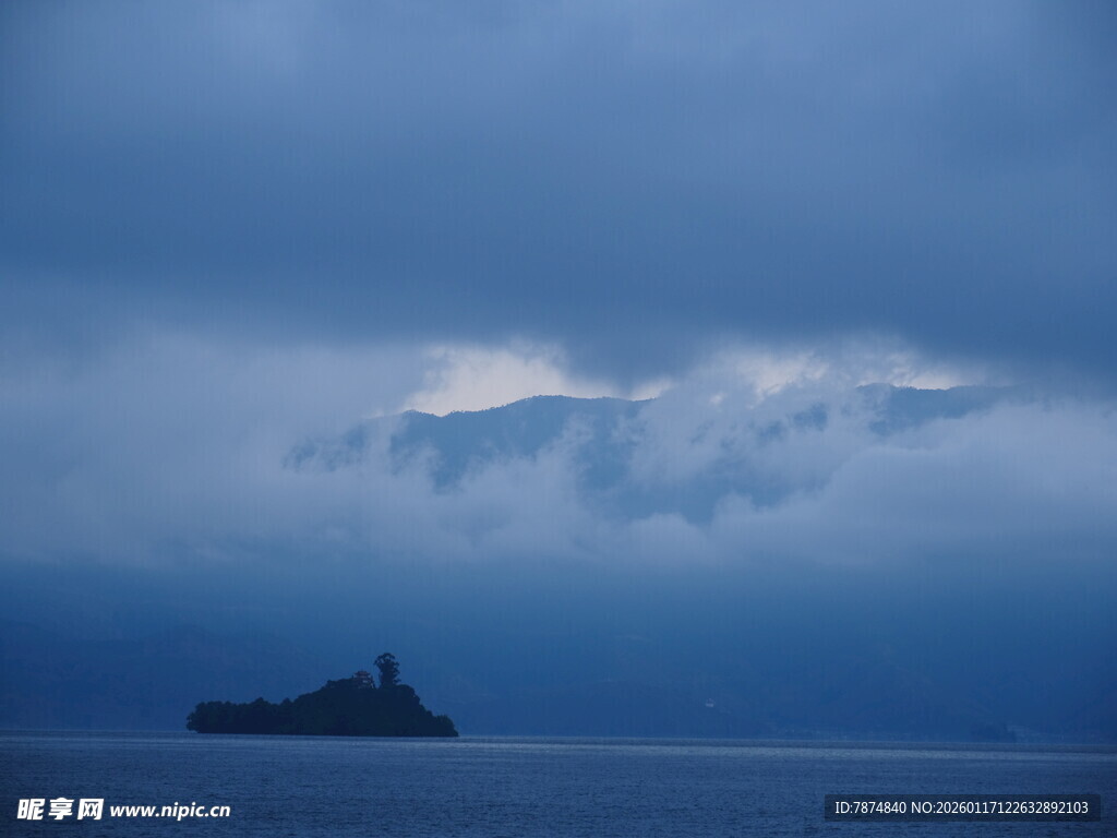 海上孤岛 云雾中的神秘景象