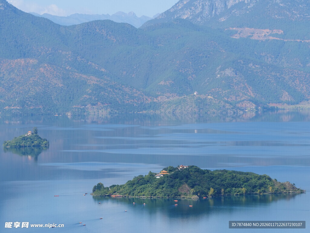湖中小岛与远山美景