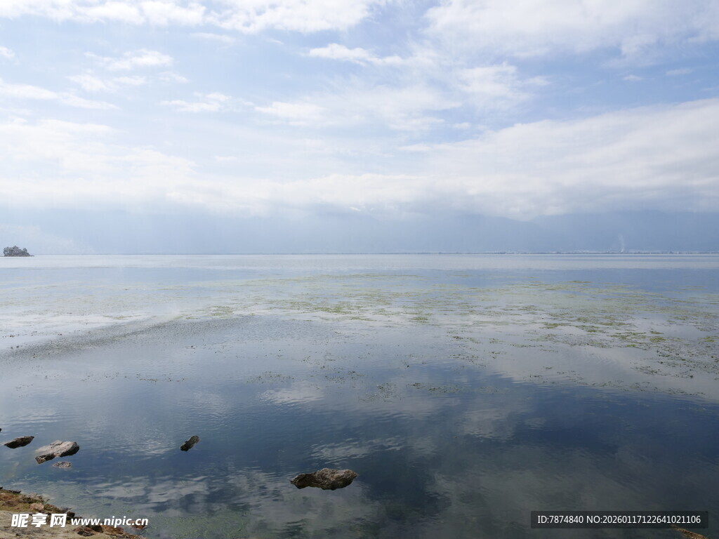 宁静湖面与蓝天白云美景