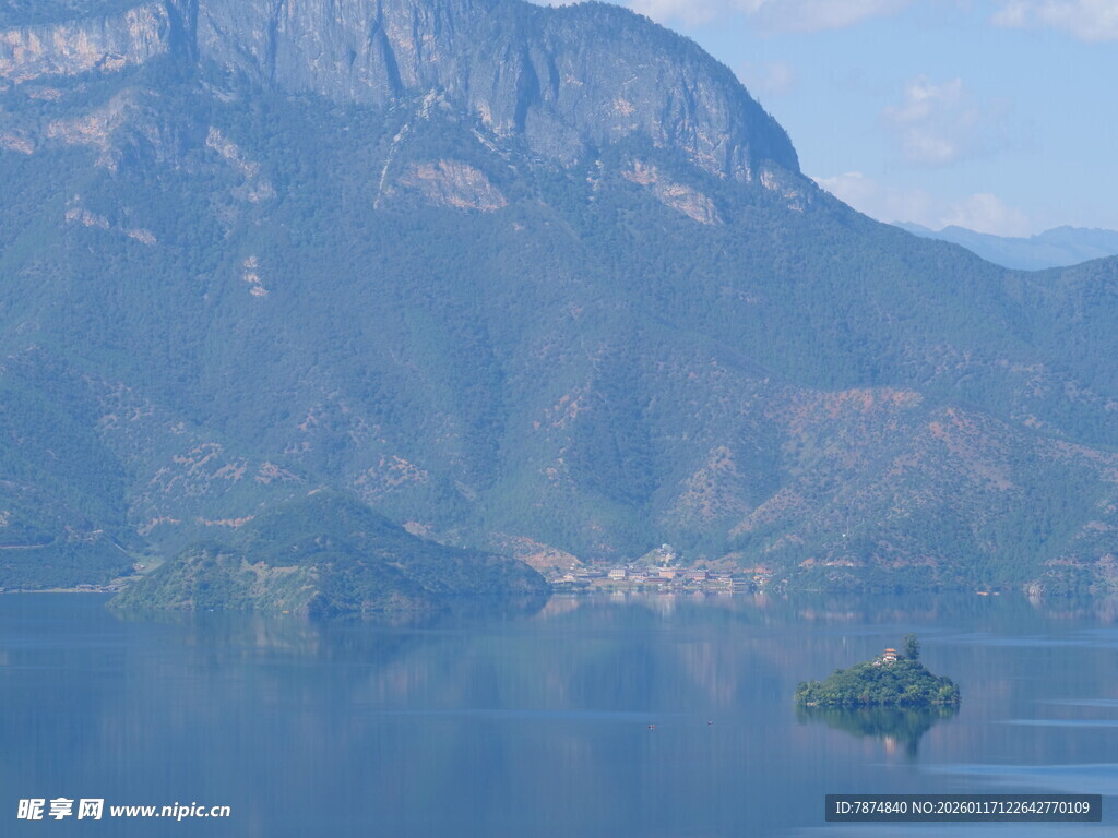 山水相依的静谧湖景