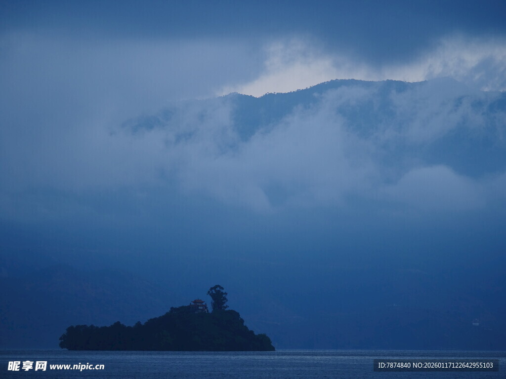 海上孤岛 云雾缭绕之景