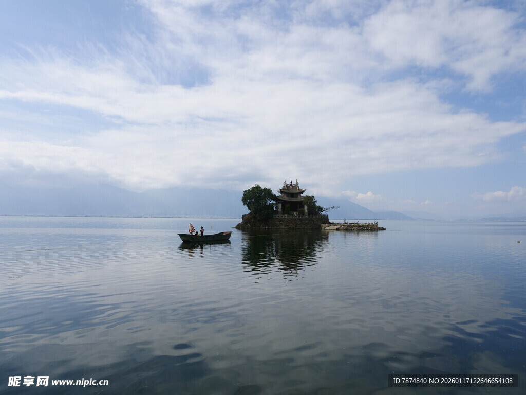 湖中小岛静谧风光