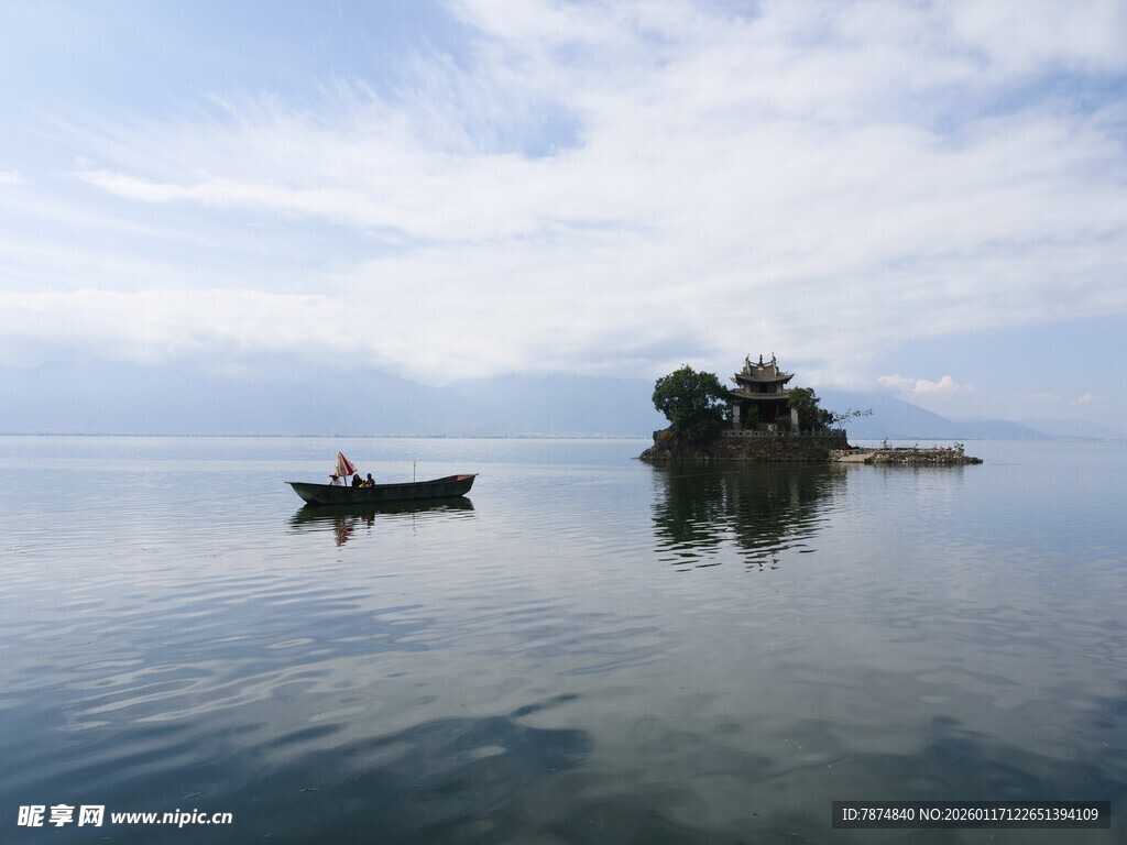 湖中小船与孤岛美景