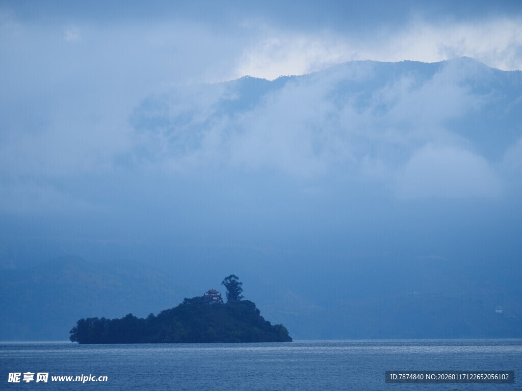 海上孤岛云雾缭绕之景