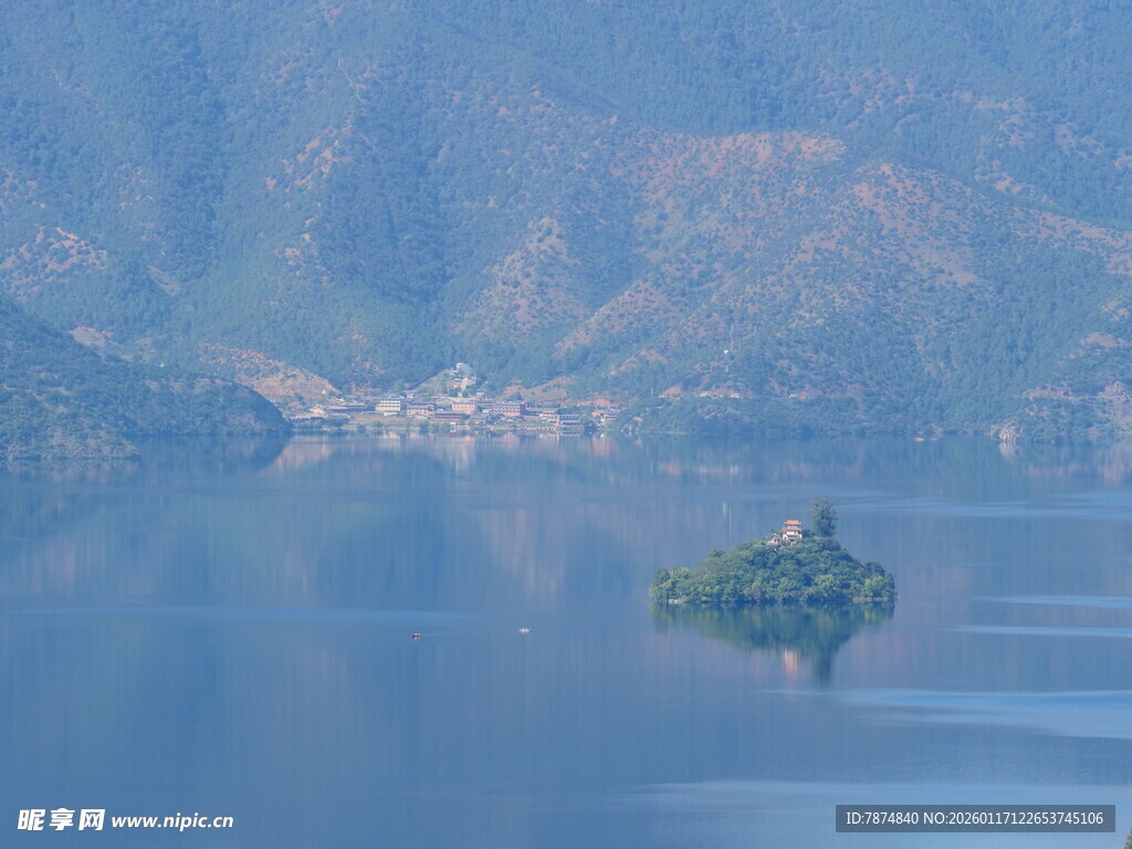 湖中小岛与远处山峦美景