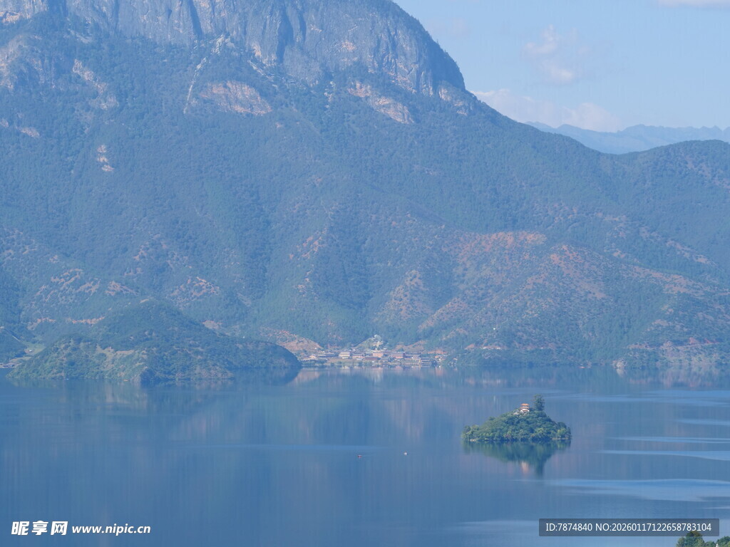 山水相依的静谧湖景