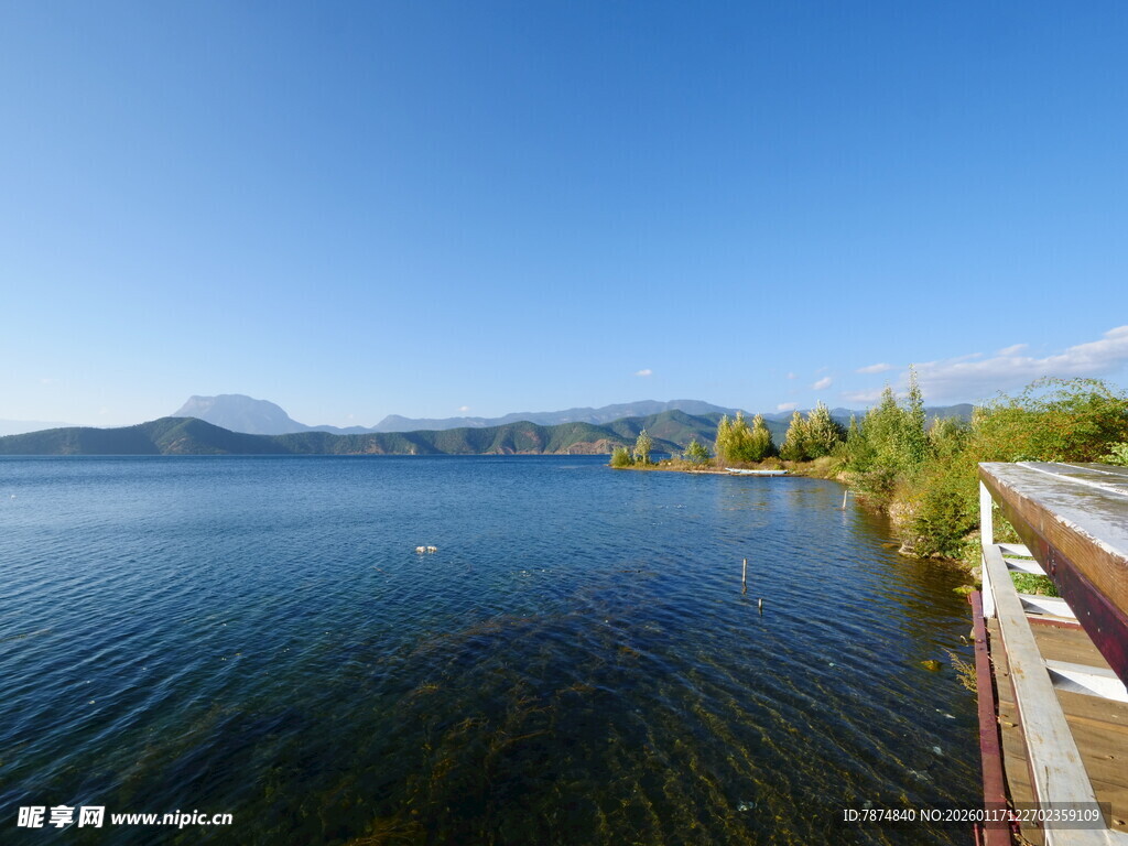 湖畔美景 宁静自然风光