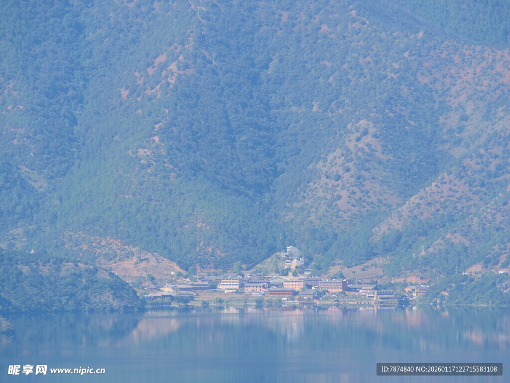湖畔山村美景