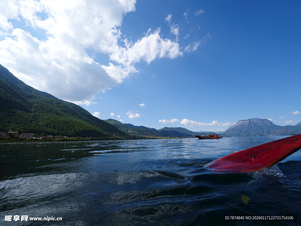泛舟湖面赏山水美景
