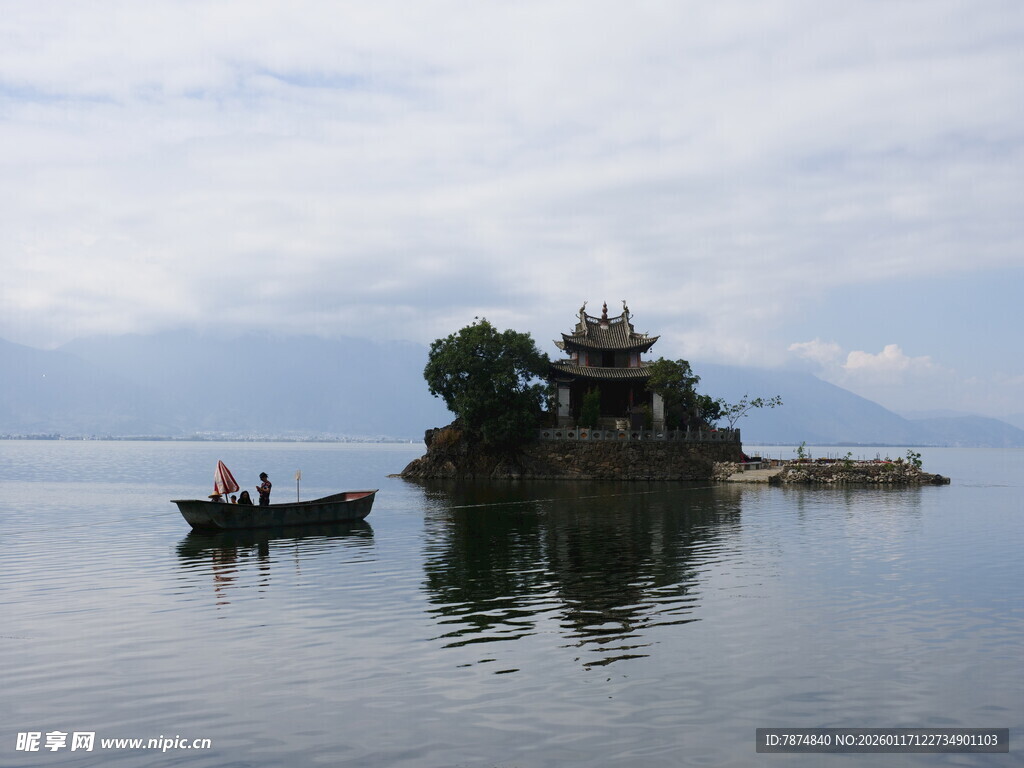 湖中小舟伴古亭美景