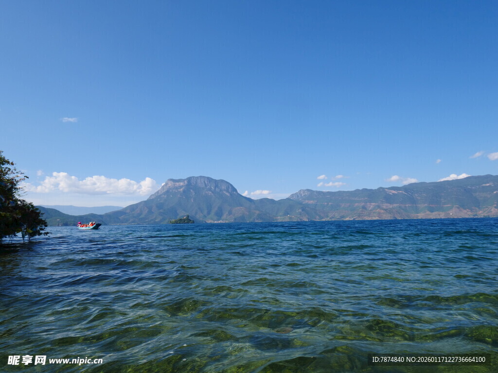 清澈湖水与远处山峦美景