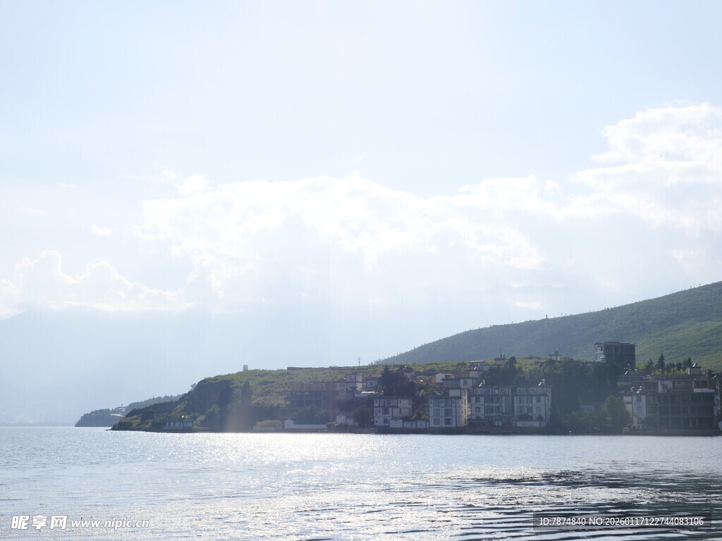 海边山峦与波光美景
