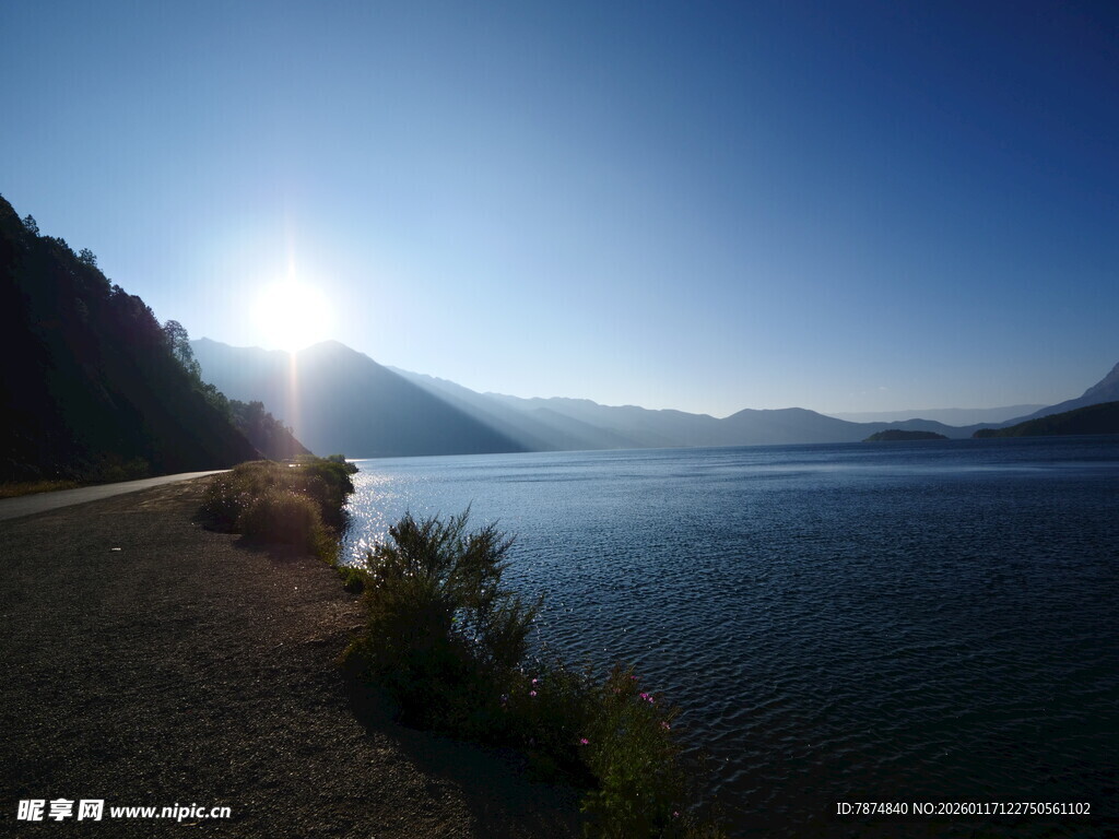 湖畔日出美景